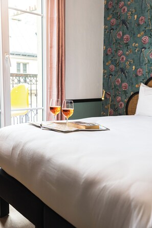 Superior tweepersoonskamer | Een kluis op de kamer, een bureau, een laptopwerkplek