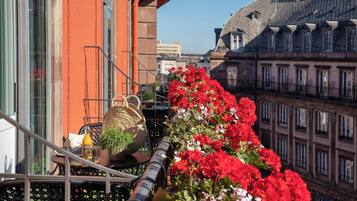 Zimmer, 1 Queen-Bett, Nichtraucher, Balkon | 1 Schlafzimmer, Minibar, Zimmersafe, individuell dekoriert