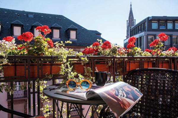 Chambre, 1 grand lit, balcon | Minibar, coffres-forts dans les chambres, décoration personnalisée