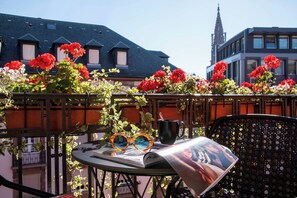 Room, 1 Queen Bed, Non Smoking, Balcony | 1 bedroom, minibar, in-room safe, individually decorated