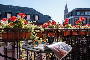 Room, 1 Queen Bed, Non Smoking, Balcony | Minibar, in-room safe, individually decorated, desk