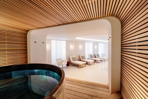 Salas de tratamiento para parejas, un sauna, una bañera de hidromasaje
