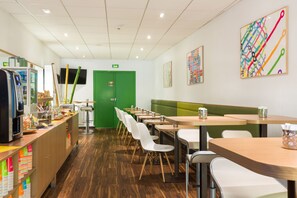 Se ofrece un desayuno bufé (12 EUR por persona)