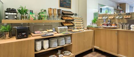 Una mesa de buffet con diversos alimentos y salsas.