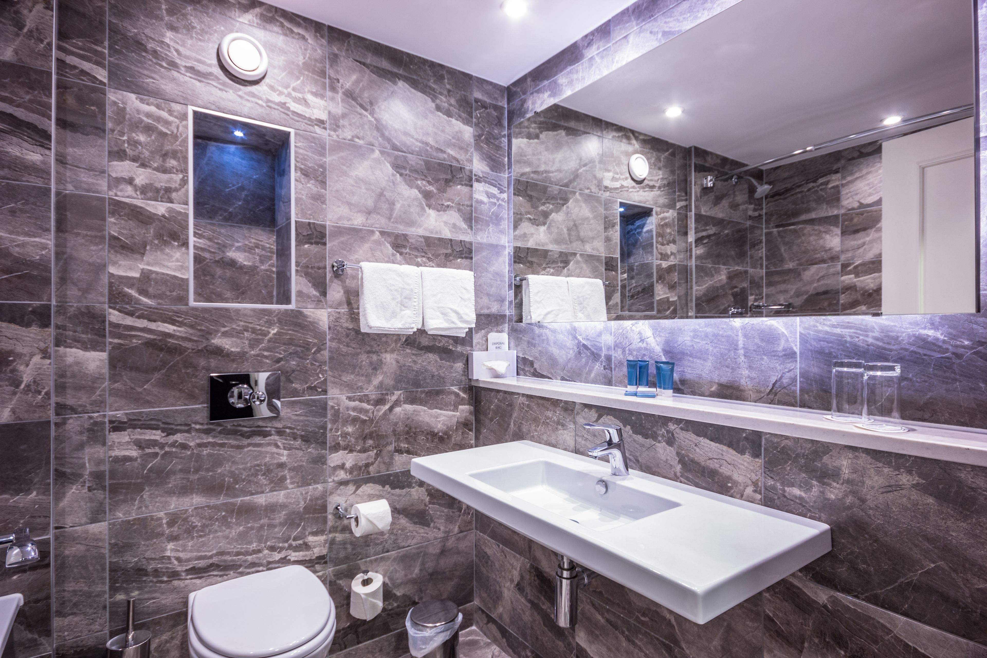 single room | bathroom | combined shower/bathtub, designer toiletries, hair dryer, towels