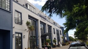 A modern hotel with a large entrance, large windows, and a sign that reads "Talbot Hotel." - Talbot Hotel Stillorgan (Dublin)