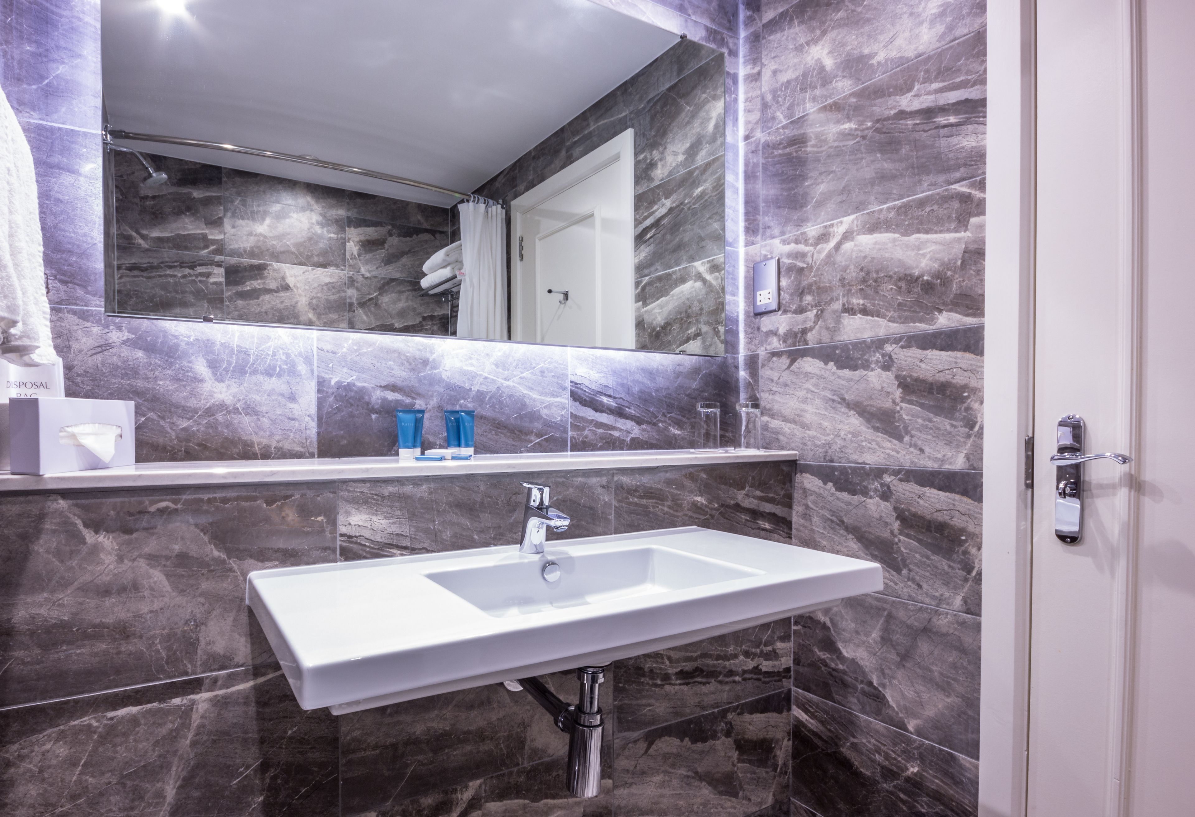 deluxe twin or double  | bathroom | combined shower/bathtub, designer toiletries, hair dryer, towels