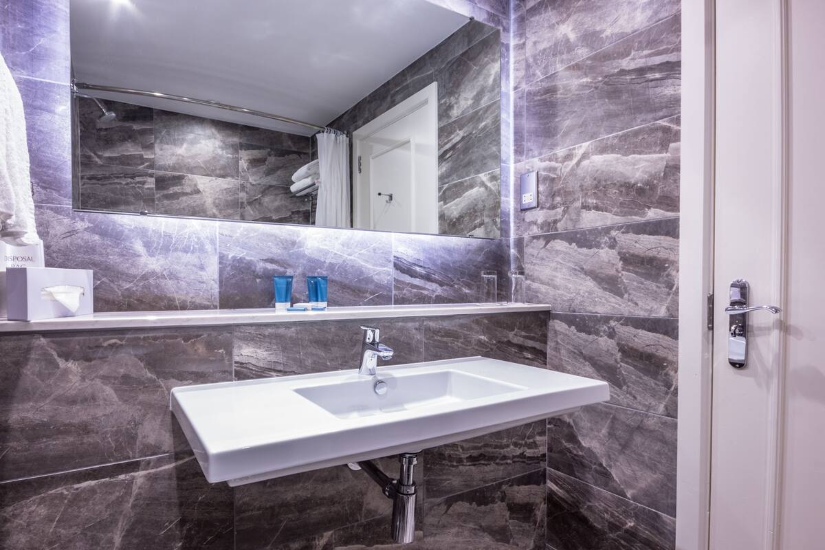 deluxe twin or double  | bathroom | combined shower/bathtub, designer toiletries, hair dryer, towels