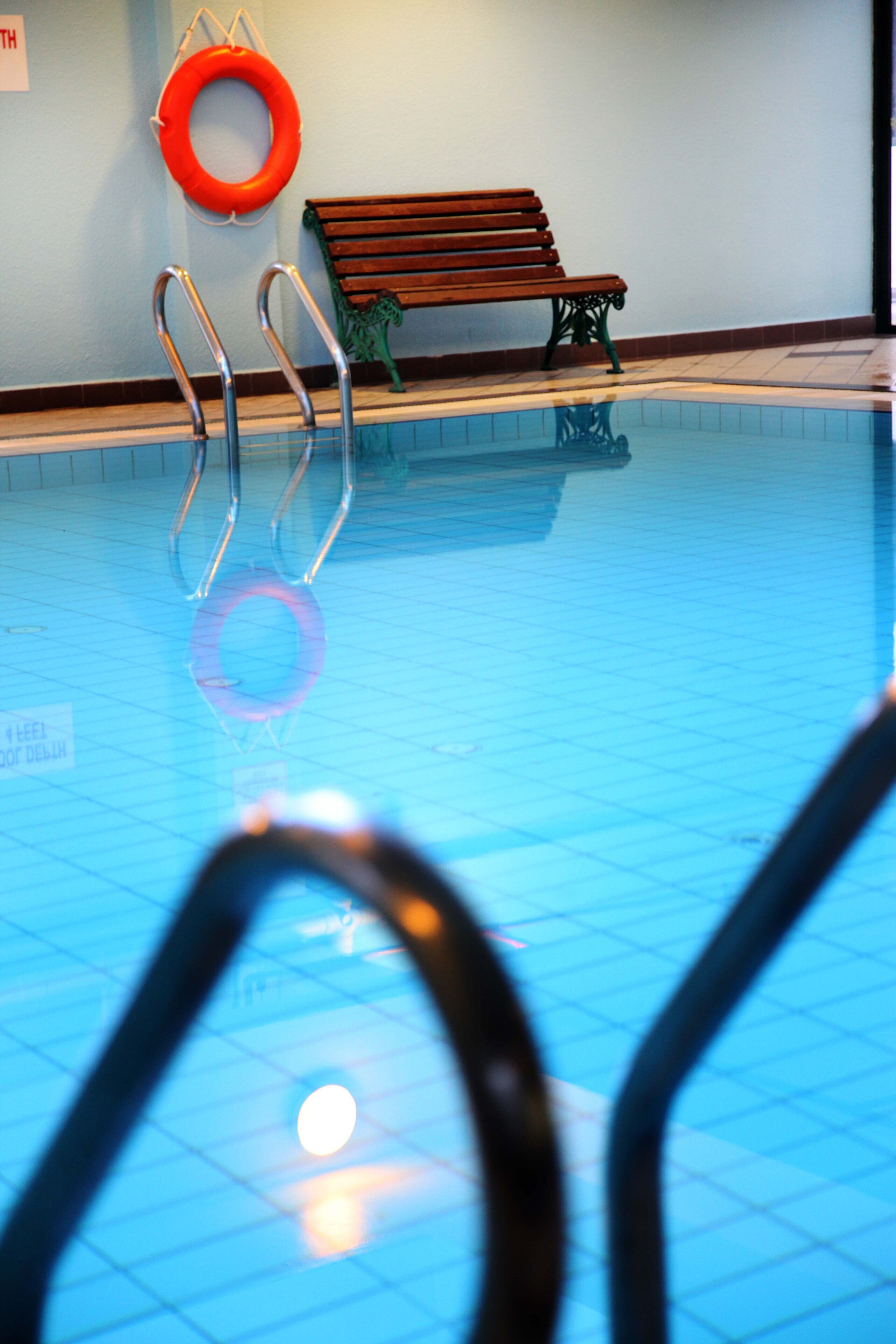 Kolam renang tertutup 