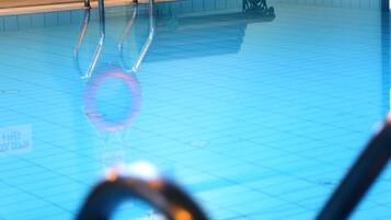 Kolam renang tertutup