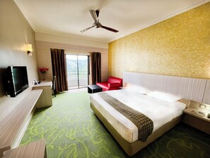 セーフティボックス (室内)、デスク、遮光カーテン、アイロン / アイロン台