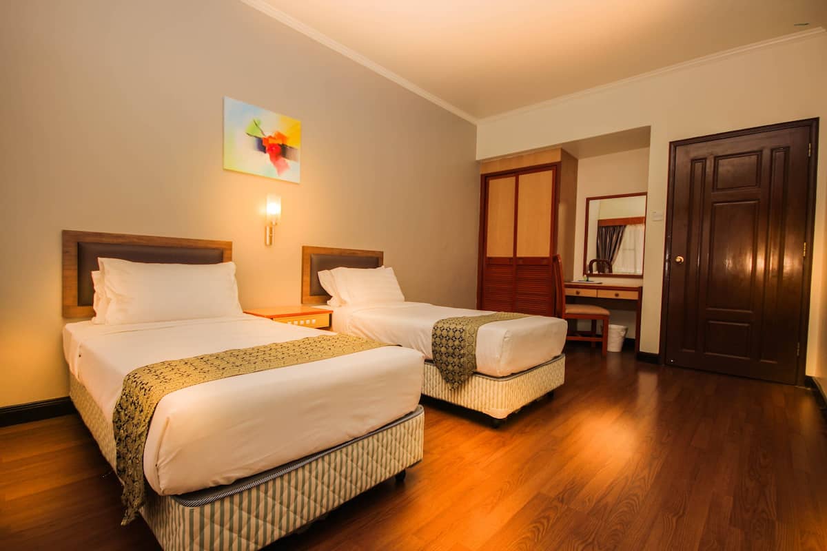 1 habitación, caja de seguridad en la habitación y escritorio