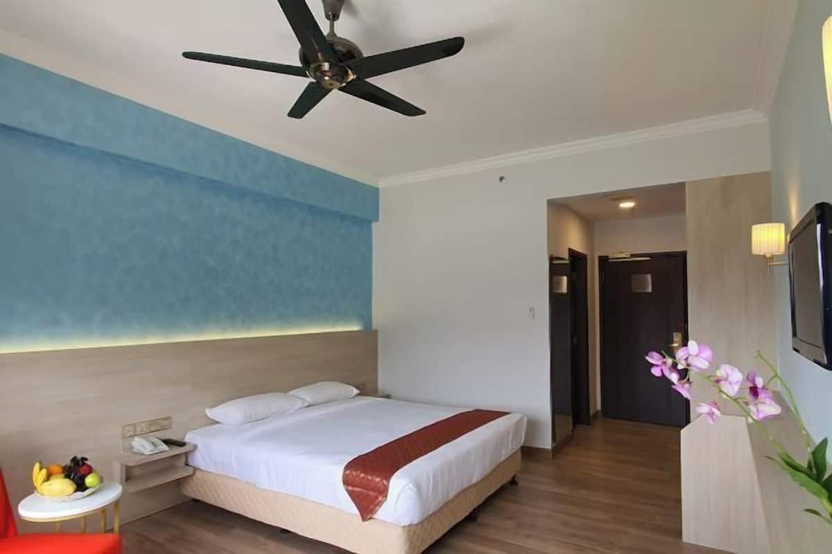 1 habitación, caja de seguridad en la habitación y escritorio