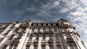 A historic building with ornate architecture and a sign reading "HOTEL ASTOR." - Hotel Astoria (Coimbra)