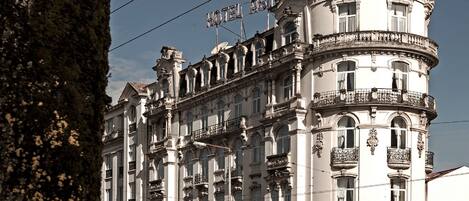 Un edificio histórico con una cúpula destacada y arquitectura ornamentada, probablemente un hotel o edificio público.