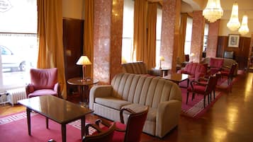 Área de estar no saguão