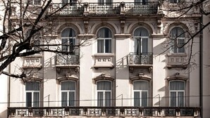 A multi-story building with arched windows and balconies. - Hotel Astoria (Coimbra)