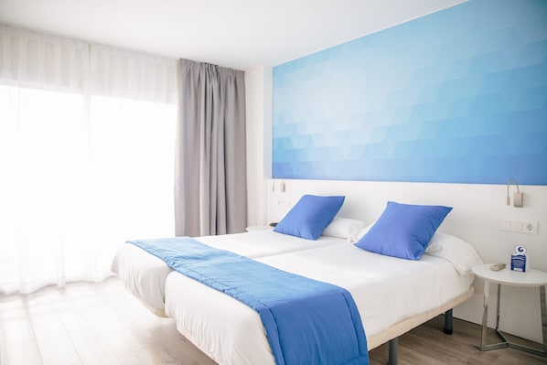 Individually decorated, individually furnished, desk, laptop workspace - Estudiotel Alicante (Alicante)