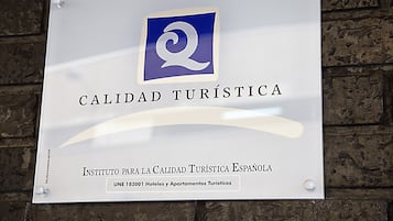 Een bord met 'Calidad Turística', een logo en een datum.