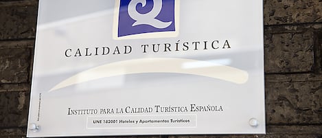 Señalización de 'Calidad Turística' con logotipo, texto y fecha.