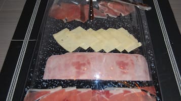 Ein Buffet mit verschiedenen Fleisch- und Käsesorten.