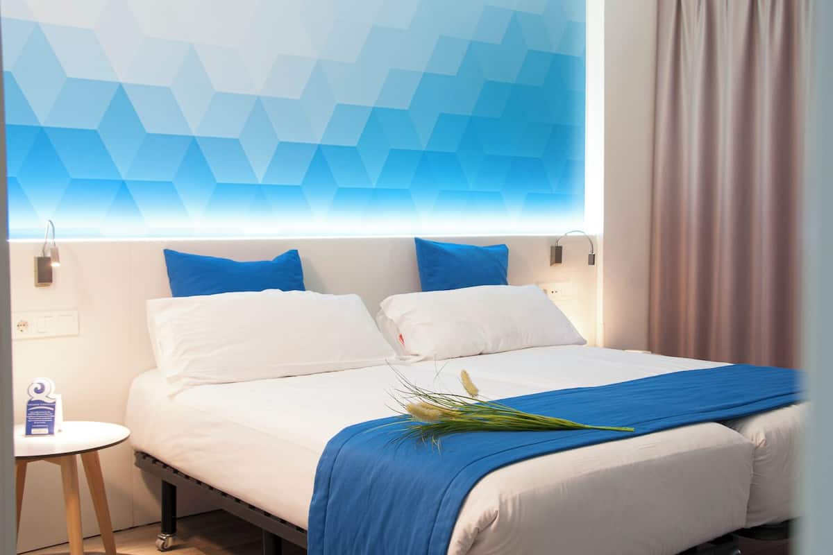 Quarto superior | Individualmente decorados, individualmente mobiliados, escrivaninha