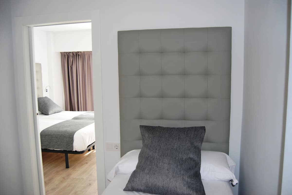 Chambre Triple | Décoration personnalisée, ameublement personnalisé, bureau