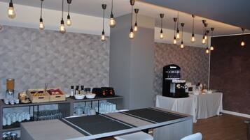 Se ofrece un desayuno completo todos los días (10 EUR por persona)