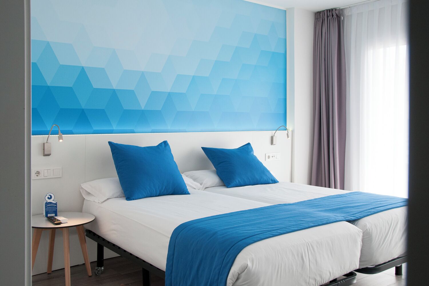 Quarto casal standard | Individualmente decorados, individualmente mobiliados, escrivaninha