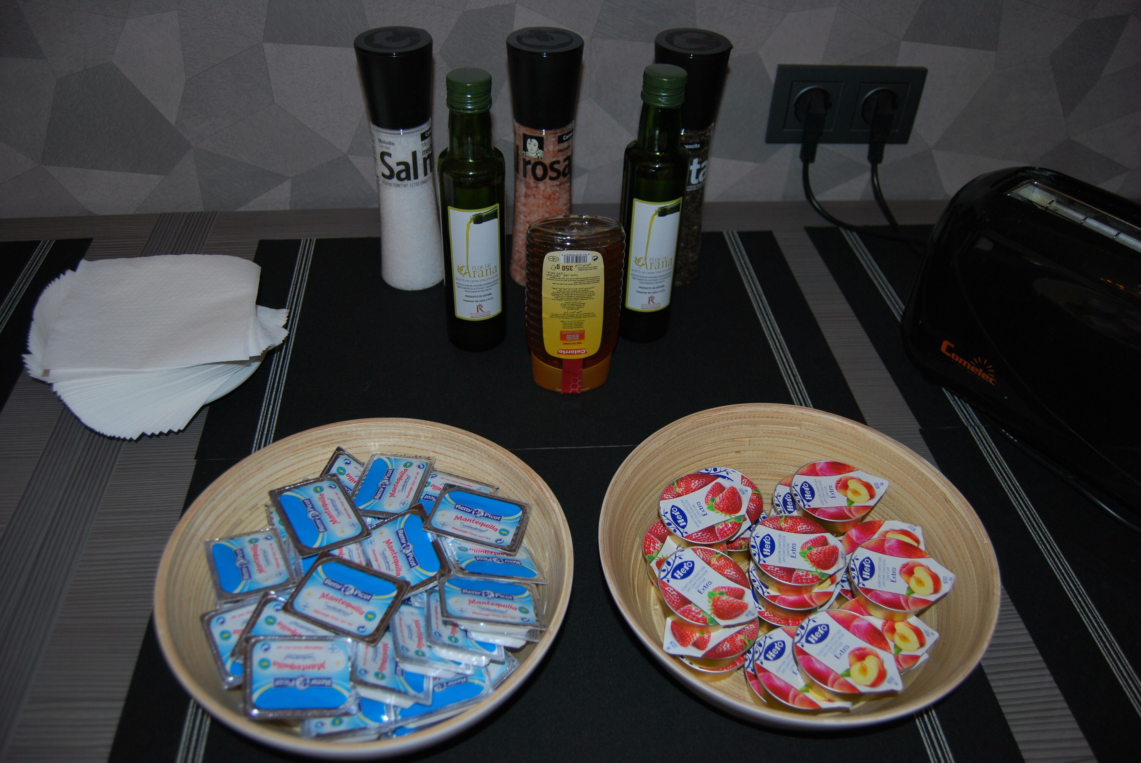 daily full breakfast (eur 10 per person)