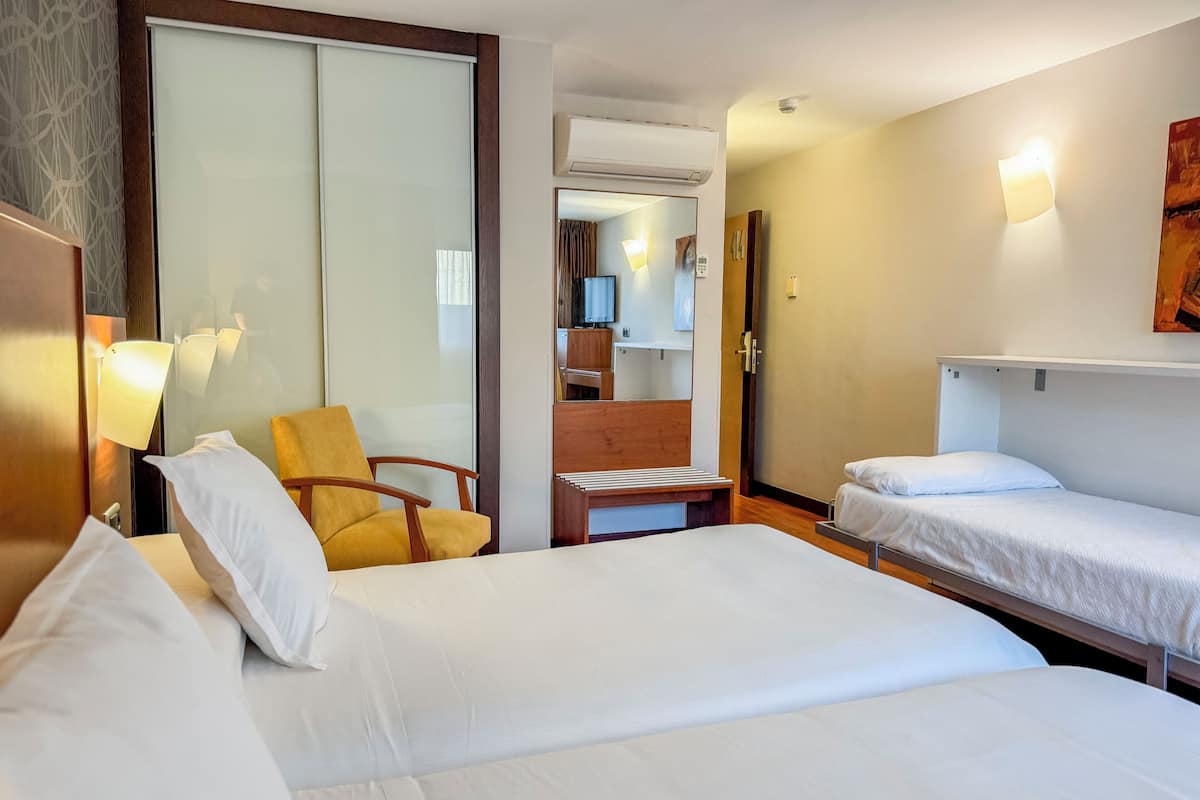 HabitaciĂłn Doble Superior con cama supletoria (acceso gratuito al SolĂĄrium) | 1 Schlafzimmer, Minibar, Zimmersafe, Schreibtisch