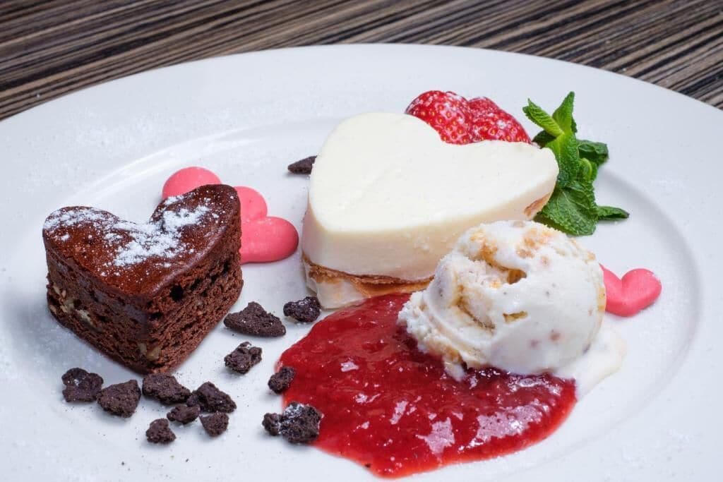 4 restaurants, lunch, dinner served; fusion cuisine