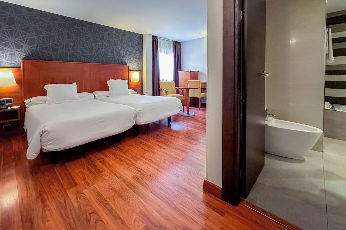 superior double room (free access to solarium) | 1 bedroom, minibar, in-room safe, desk