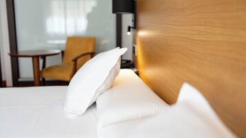 Junior kamer (free access to Solarium) | Een minibar, een kluis op de kamer, een bureau, geluiddichte muren
