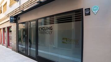 En hotellfasad med en skylt som visar att hotellet är ”cykelvänligt”, vilket innebär att det finns bekvämligheter för cyklister.