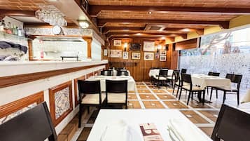 4 restaurants, lunch, dinner served; Fusion cuisine