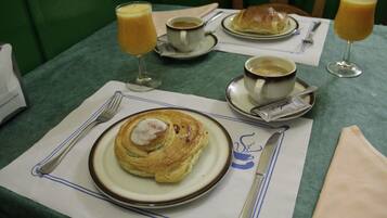 Se ofrece un desayuno continental (10 EUR por persona)