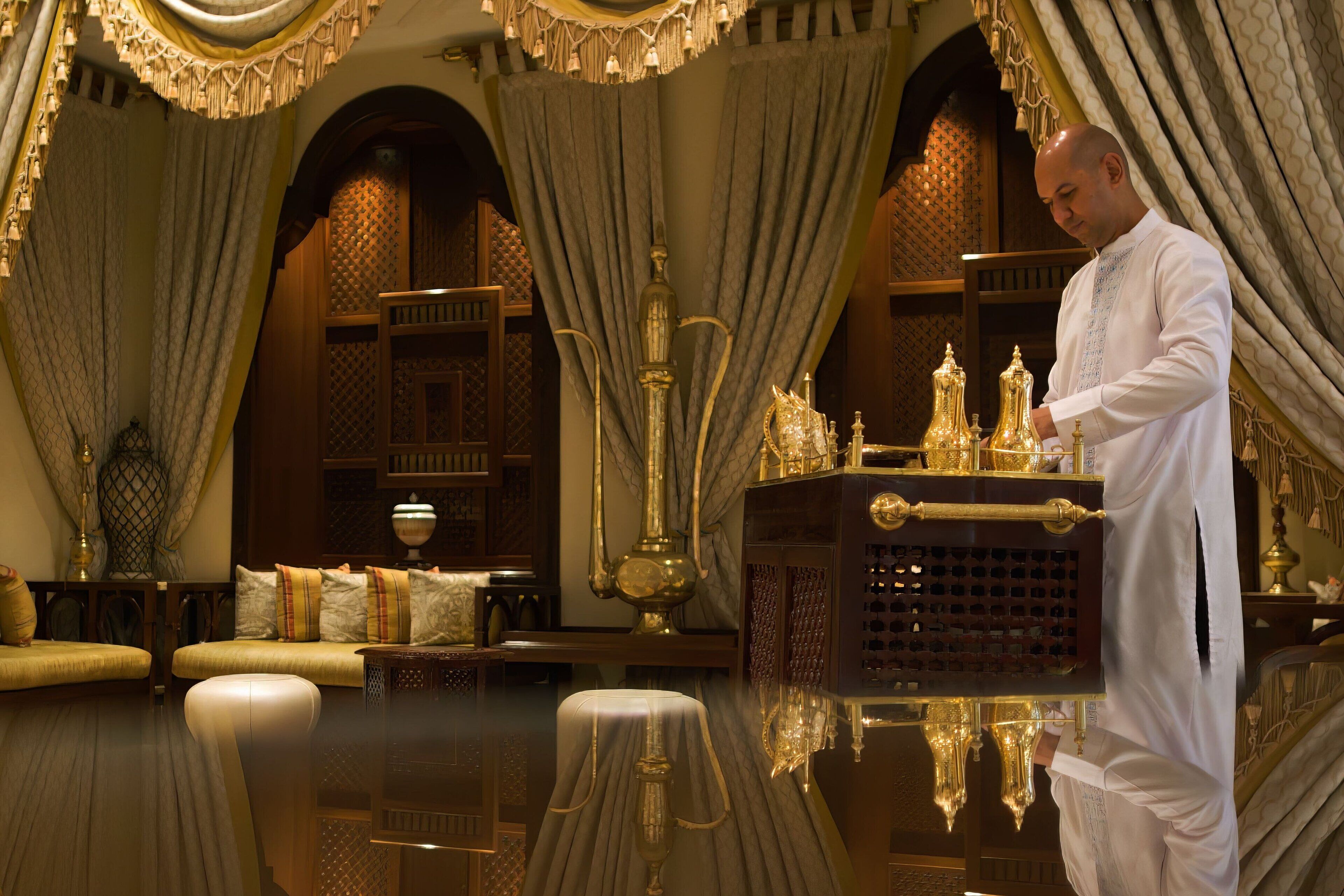 8 restaurants, breakfast, lunch, dinner served; international cuisine