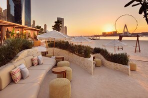 En privat strand, gratis strandhytter, liggestole, parasoller