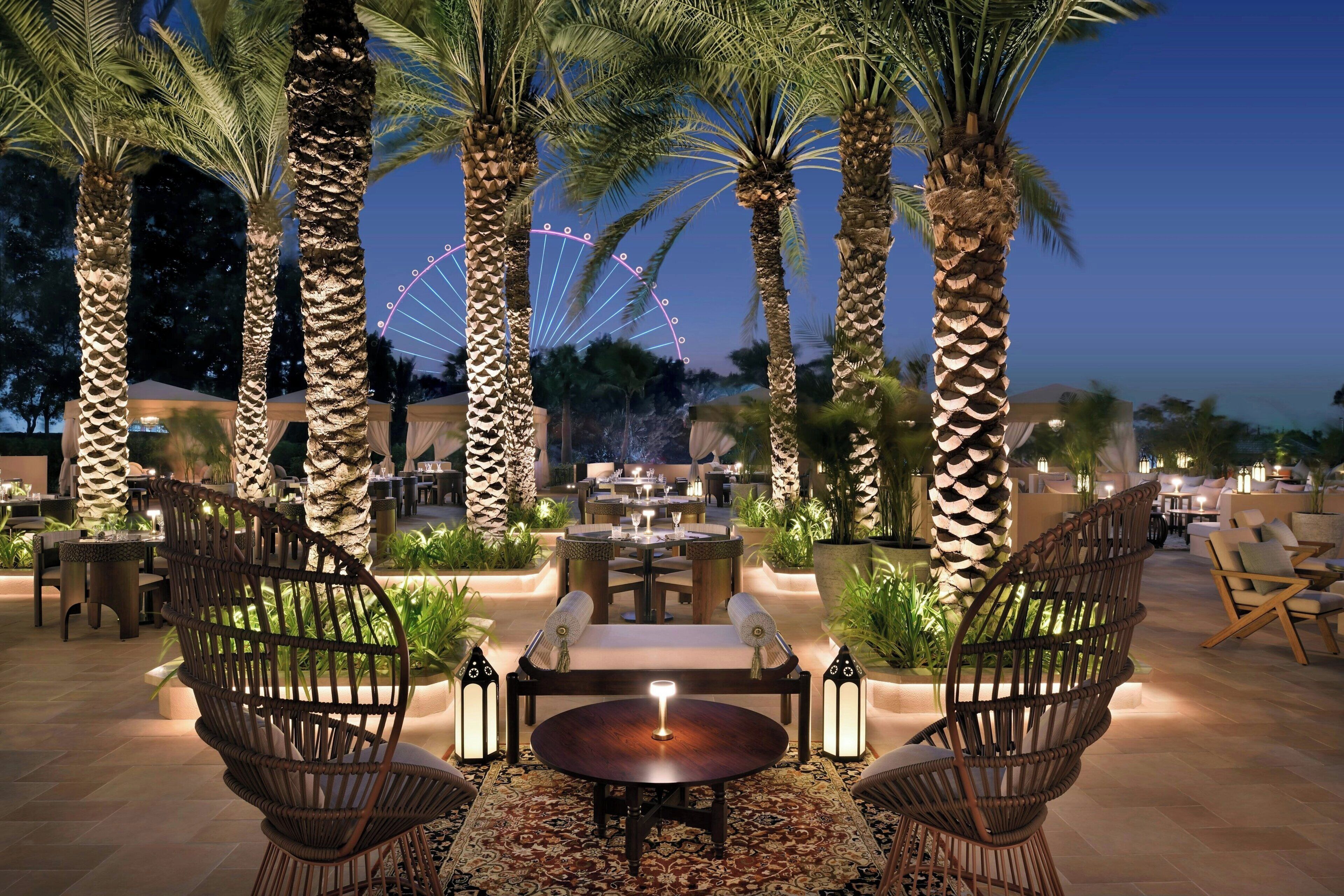 8 restaurants, serveren ontbijt, lunch, diner, internationale gerechten