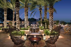 8 restaurants, servant le déjeuner et le dîner; cuisine internationale