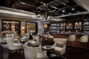 8 restaurants; breakfast, lunch, dinner and brunch served 