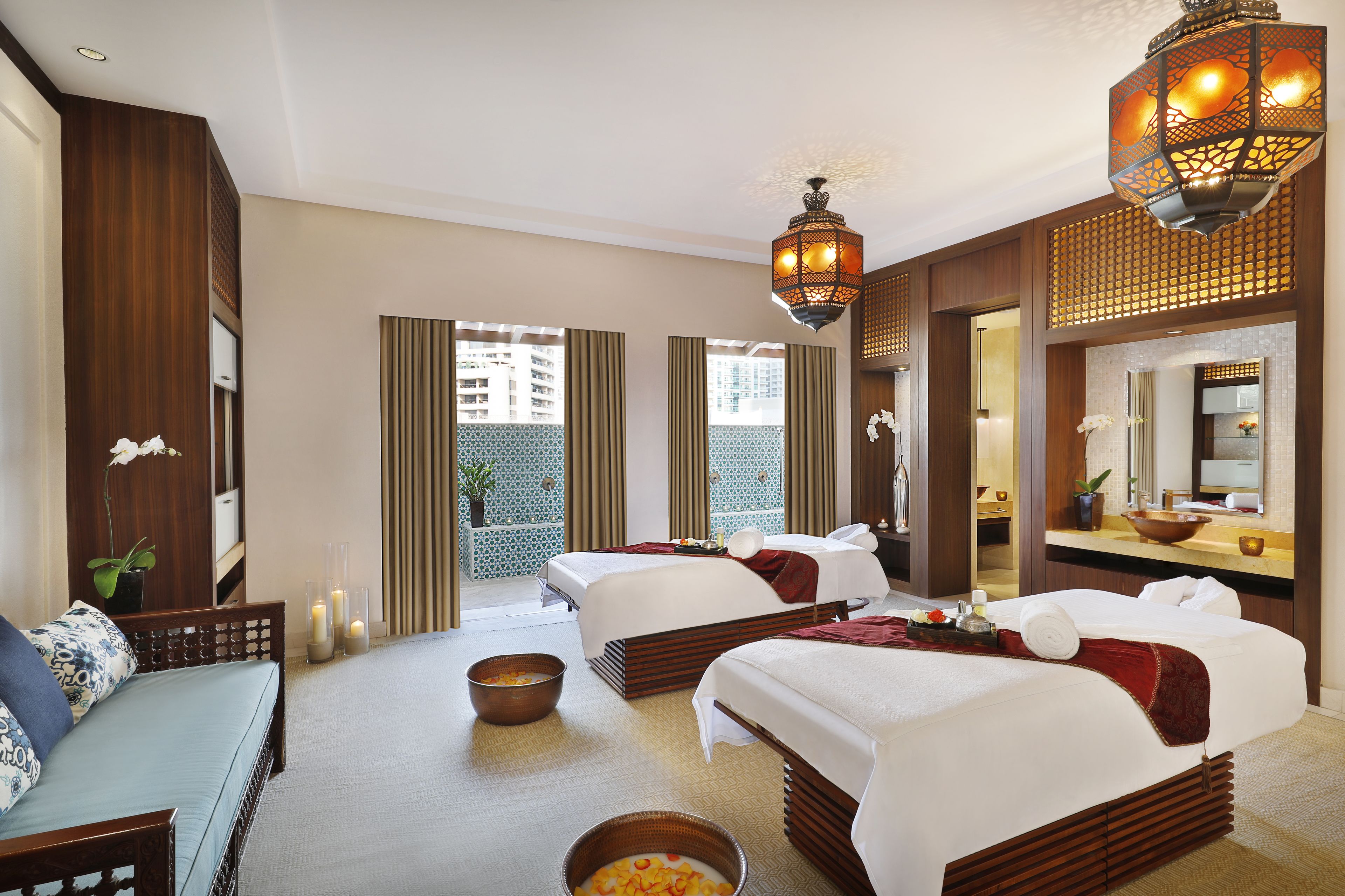 Couples treatment rooms, sauna, hot tub, steam room, body treatments
