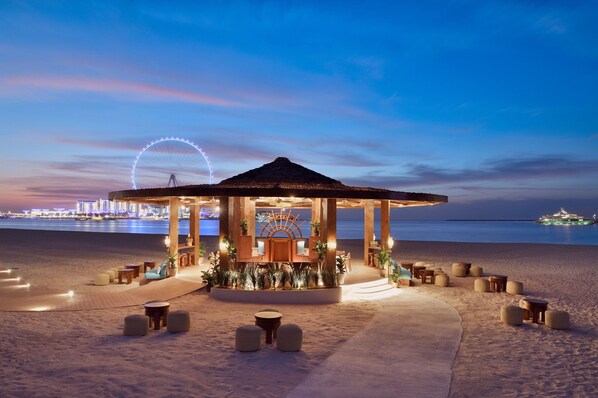 8 间餐厅，供应早餐、午餐和晚餐，国际美食