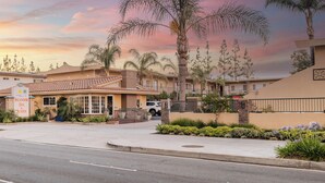 A hotel with a sign reading "Islander Inn & Suites" at 424. - Anaheim Islander Inn and Suites (Anaheim)