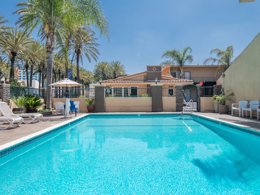 Een buitenzwembad, ligstoelen bij het zwembad