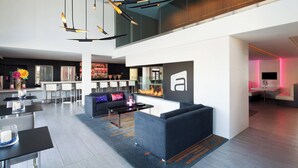 Eine moderne Lobby mit Barbereich, Sitzgelegenheiten und Kamin.