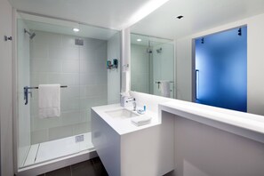 Suihkun ja ammeen yhdistelmä, ilmaiset hygieniatuotteet, hiustenkuivaaja