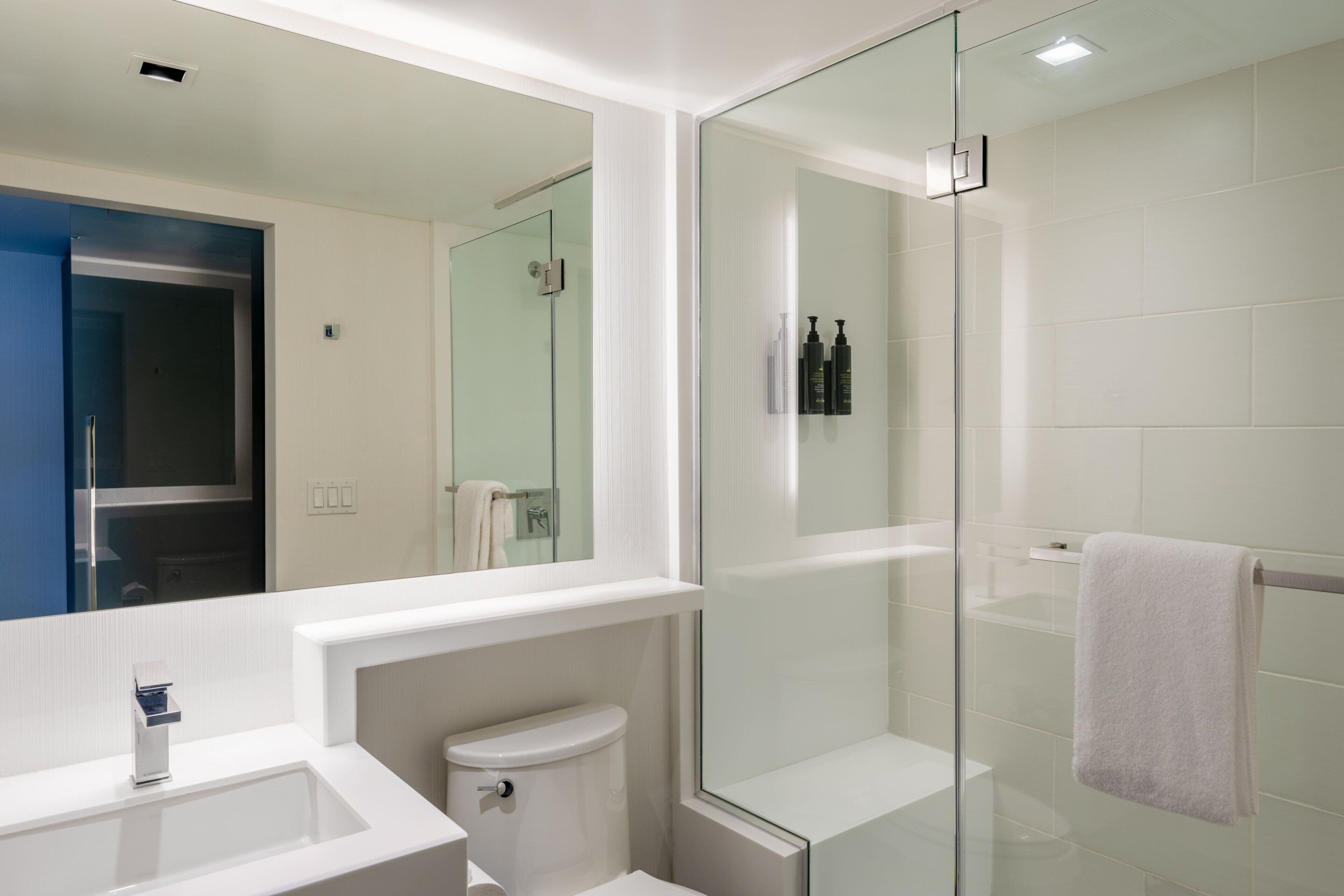 Combined shower/tub, free toiletries, hair dryer, towels