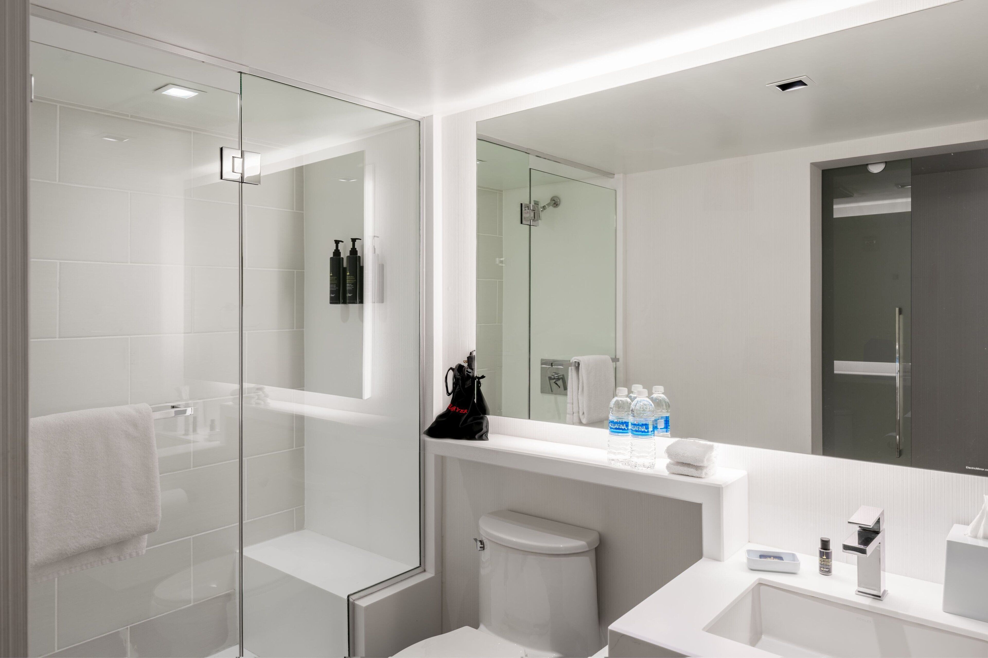 Kombinasi shower/bathtub dan perlengkapan mandi gratis